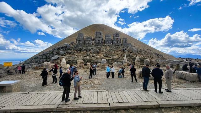 Nemrut Dağı nda bayram tatilinde ziyaret&ccedil;i yoğunluğu yaşanıyor 2