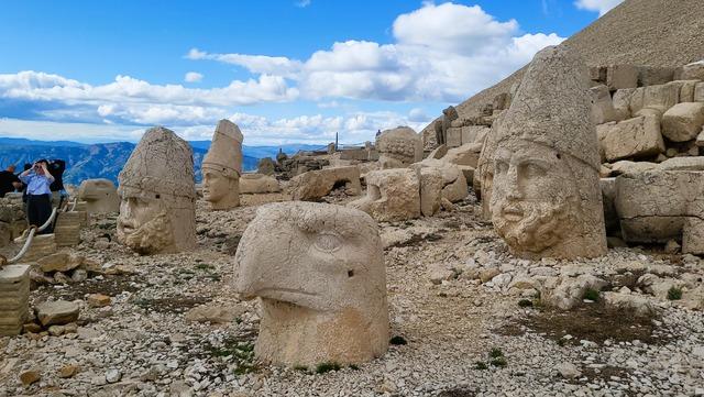 Nemrut Dağı nda bayram tatilinde ziyaret&ccedil;i yoğunluğu yaşanıyor 4