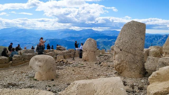 Nemrut Dağı nda bayram tatilinde ziyaret&ccedil;i yoğunluğu yaşanıyor 5