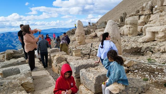 Nemrut Dağı nda bayram tatilinde ziyaret&ccedil;i yoğunluğu yaşanıyor 6