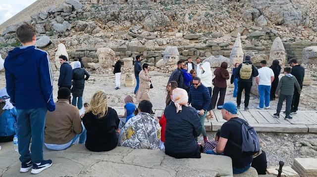 Nemrut Dağı nda bayram tatilinde ziyaret&ccedil;i yoğunluğu yaşanıyor 8