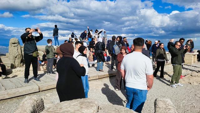 Nemrut Dağı nda bayram tatilinde ziyaret&ccedil;i yoğunluğu yaşanıyor 9