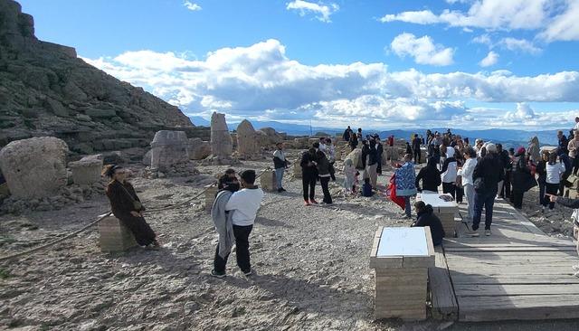 Nemrut Dağı nda bayram tatilinde ziyaret&ccedil;i yoğunluğu yaşanıyor 10