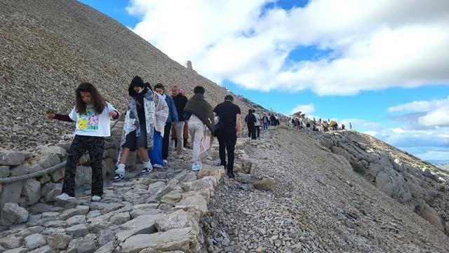 Nemrut Dağı nda bayram tatilinde ziyaret&ccedil;i yoğunluğu yaşanıyor 11