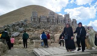 Nemrut Dağı'nda bayram tatilinde ziyaret&ccedil;i yoğunluğu yaşanıyor
