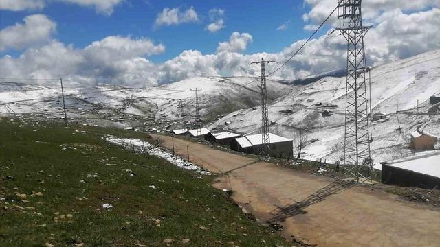 Doğu Karadeniz yaylalarına kış geri geldi