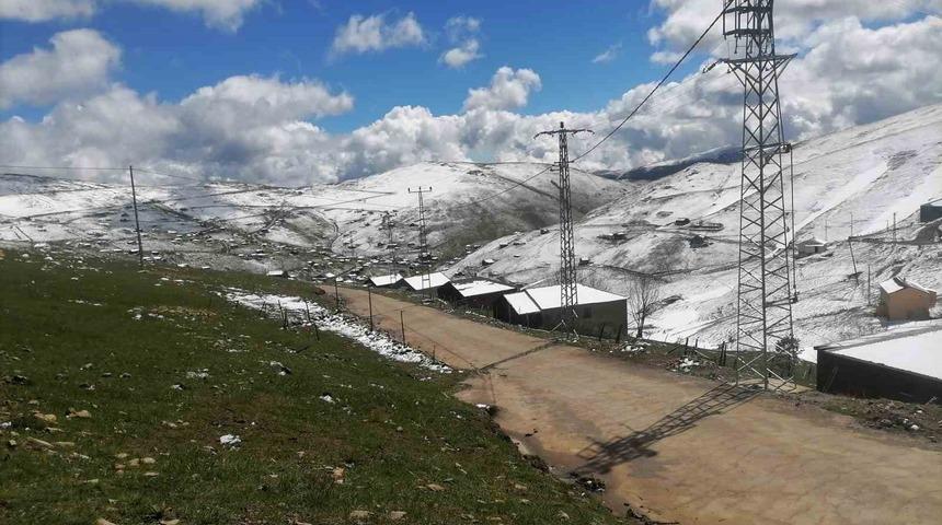 Doğu Karadeniz yaylalarına kış geri geldi