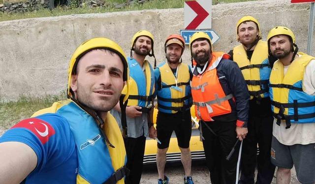 Bayburtlu gençler bayramın son gününde Çoruh’un hırçın sularında kürek çekti 1