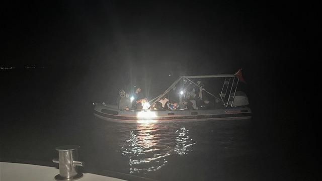 Karaburun açıklarında 17 göçmen kurtarıldı