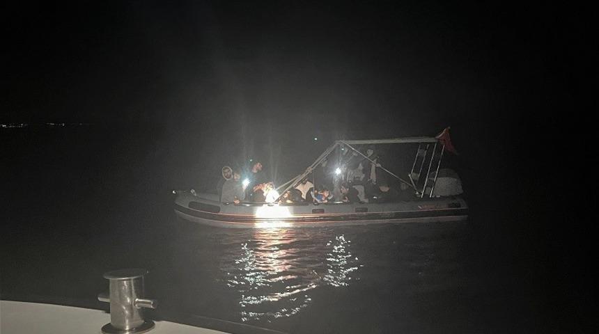 Karaburun a&ccedil;ıklarında 17 g&ouml;&ccedil;men kurtarıldı