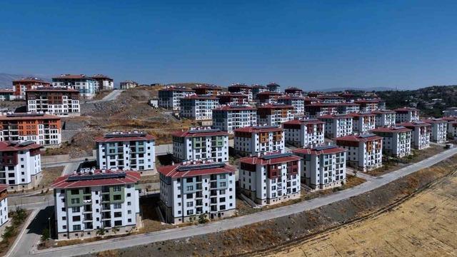Bakan Kurum, depremzede ailenin bayram sevincini paylaştı 3