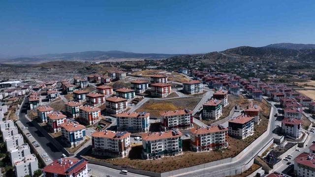 Bakan Kurum, depremzede ailenin bayram sevincini paylaştı 2