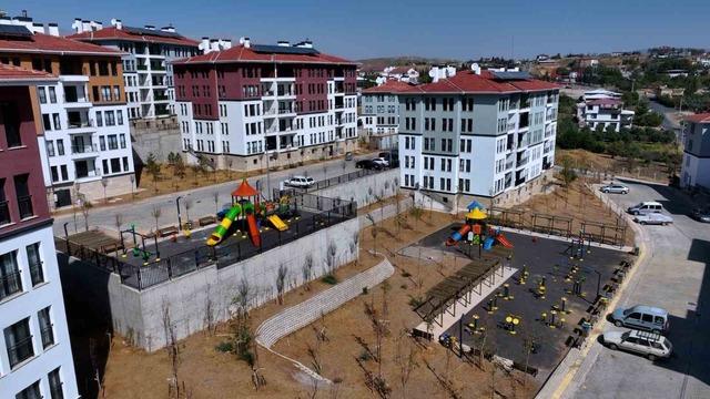 Bakan Kurum, depremzede ailenin bayram sevincini paylaştı 1