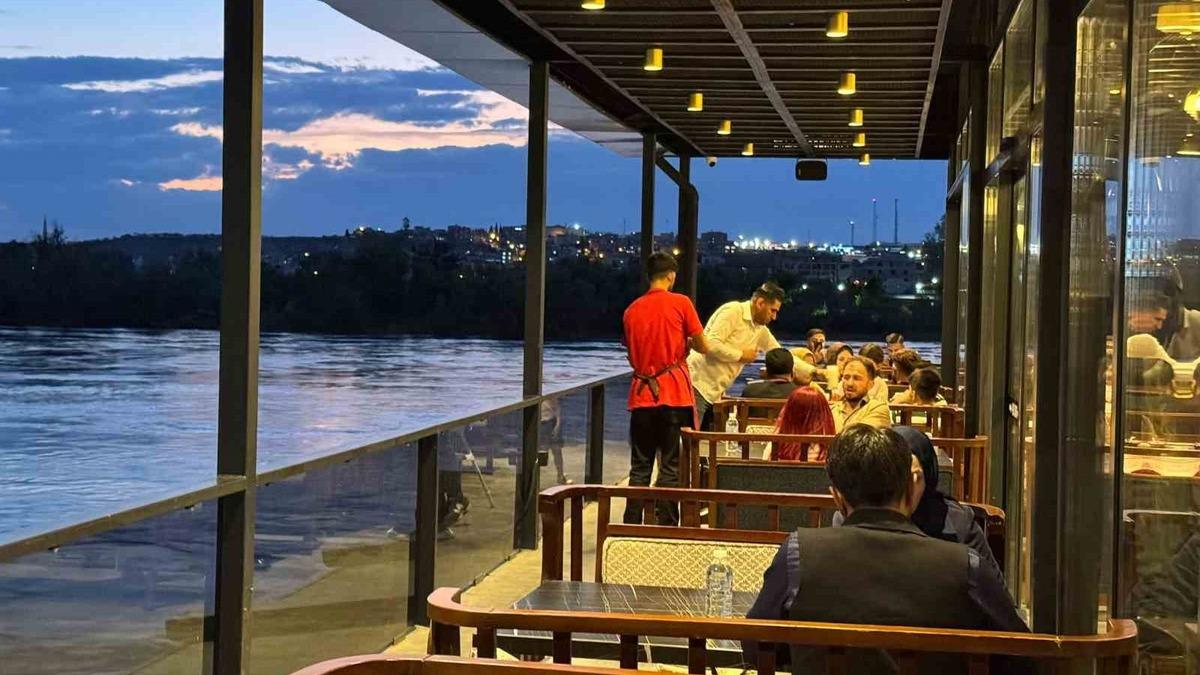 Ziyaretçiler Fırat Nehri kenarına akın etti