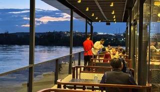 Ziyaret&ccedil;iler Fırat Nehri kenarına akın etti