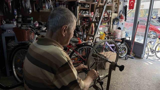 72 yıllık mesleğini, 85 yaşında ilk günkü heyecanla sürdürüyor 3