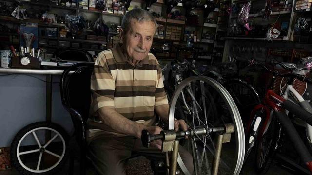 72 yıllık mesleğini, 85 yaşında ilk günkü heyecanla sürdürüyor 1
