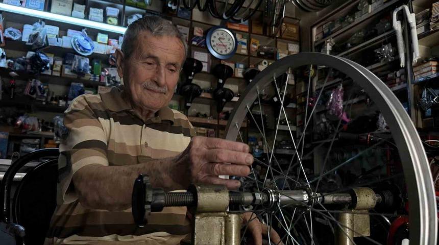 72 yıllık mesleğini, 85 yaşında ilk g&uuml;nk&uuml; heyecanla s&uuml;rd&uuml;r&uuml;yor