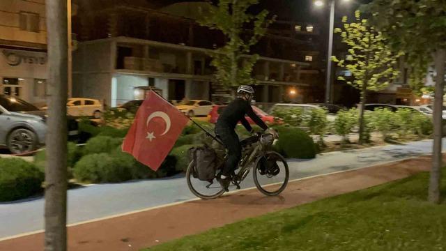 Fransız turist, Türk bayrağı takılı bisikletiyle Türkiye’yi geziyor 2