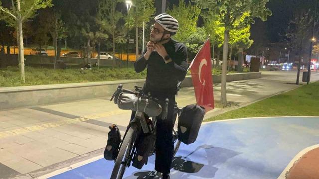 Fransız turist, Türk bayrağı takılı bisikletiyle Türkiye’yi geziyor 1