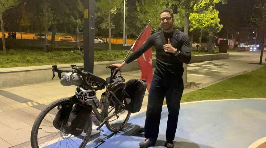 Fransız turist, T&uuml;rk bayrağı takılı bisikletiyle T&uuml;rkiye&rsquo;yi geziyor