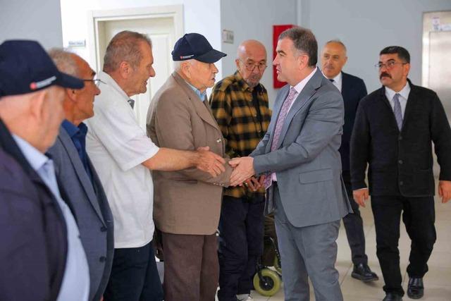 Bayburt huzurevi sakinlerine bayram ziyareti 1