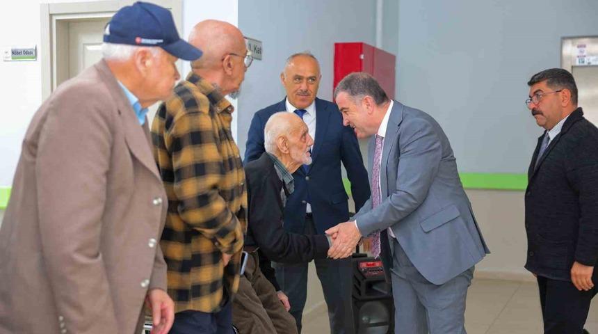 Bayburt huzurevi sakinlerine bayram ziyareti