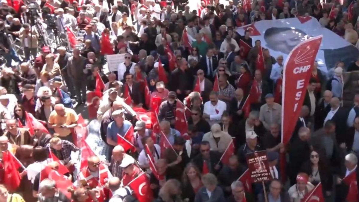 Özgür Özel'in bayramlaşma programına yoğun ilgi! Dikkat çeken slogan: 'Özgür gelecek, özgür Türkiye'