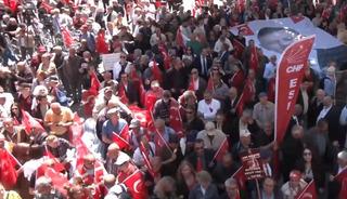 &Ouml;zg&uuml;r &Ouml;zel'in bayramlaşma programına yoğun ilgi! Dikkat &ccedil;eken slogan: '&Ouml;zg&uuml;r gelecek, &ouml;zg&uuml;r T&uuml;rkiye'