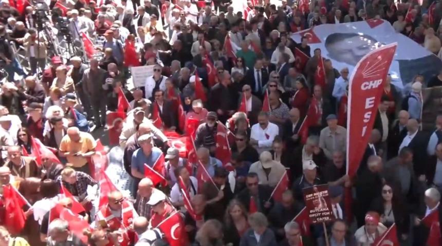 &Ouml;zg&uuml;r &Ouml;zel'in bayramlaşma programına yoğun ilgi! Dikkat &ccedil;eken slogan: '&Ouml;zg&uuml;r gelecek, &ouml;zg&uuml;r T&uuml;rkiye'