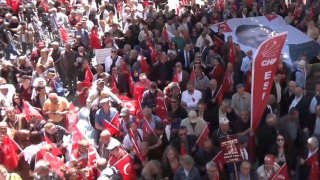 Özgür Özel'in bayramlaşma programına yoğun ilgi! Dikkat çeken slogan: 'Özgür gelecek, özgür Türkiye'