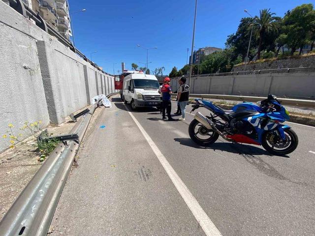 İzmir&rsquo;de demir bariyere &ccedil;arpan motosikletin s&uuml;r&uuml;c&uuml;s&uuml; hayatını kaybetti 2