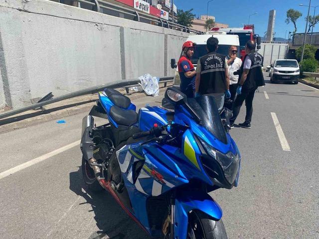 İzmir&rsquo;de demir bariyere &ccedil;arpan motosikletin s&uuml;r&uuml;c&uuml;s&uuml; hayatını kaybetti 1