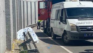 İzmir&rsquo;de demir bariyere &ccedil;arpan motosikletin s&uuml;r&uuml;c&uuml;s&uuml; hayatını kaybetti