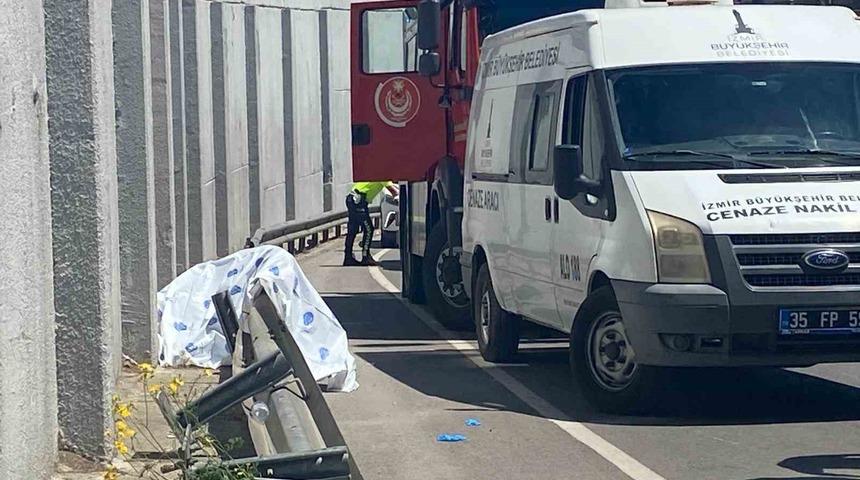 İzmir&rsquo;de demir bariyere &ccedil;arpan motosikletin s&uuml;r&uuml;c&uuml;s&uuml; hayatını kaybetti