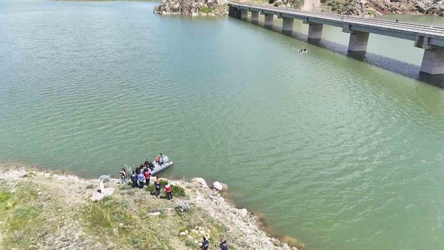 Kızılırmak&rsquo;a d&uuml;şen genci arama &ccedil;alışması devam ediyor 4