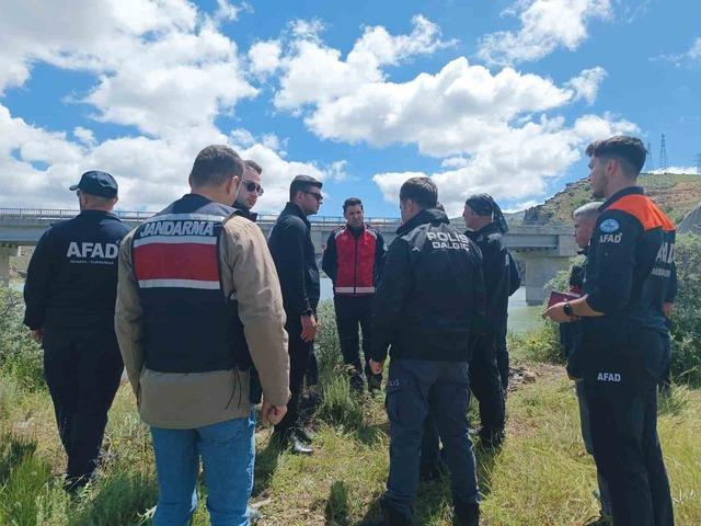 Kızılırmak&rsquo;a d&uuml;şen genci arama &ccedil;alışması devam ediyor 3