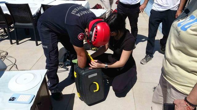 Falezlerde mahsur kalan kedi, itfaiyenin 1 saatlik &ccedil;alışmasıyla kurtarıldı 9