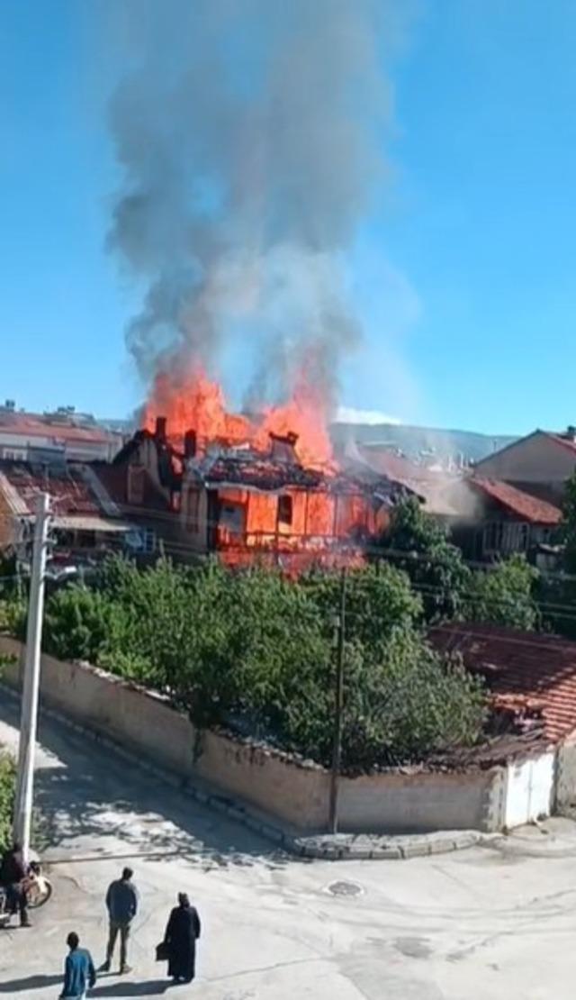 Alevlerin sardığı evde can pazarı: Yaşlı çift son anda itfaiye ekiplerince kurtarıldı 5