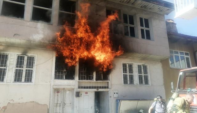 Alevlerin sardığı evde can pazarı: Yaşlı çift son anda itfaiye ekiplerince kurtarıldı 2