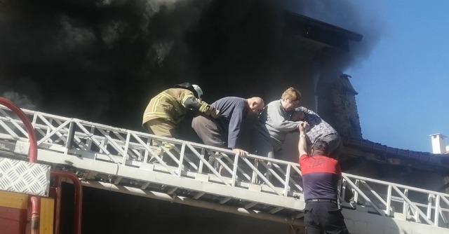 Alevlerin sardığı evde can pazarı: Yaşlı çift son anda itfaiye ekiplerince kurtarıldı 1