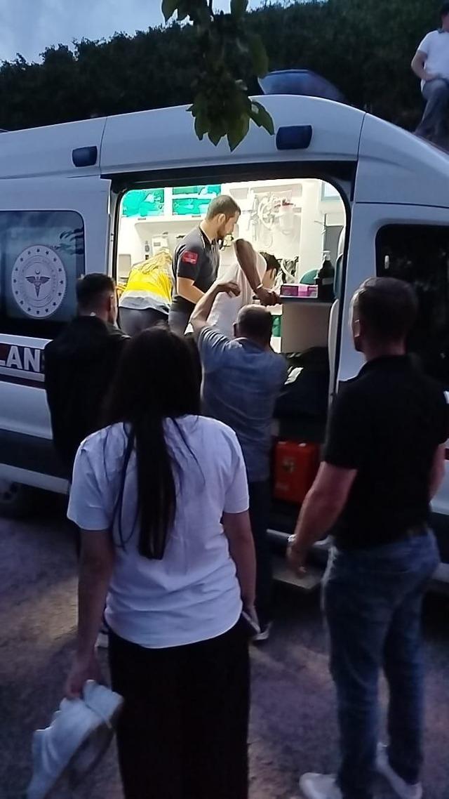 &Ouml;ndeki aracı sollamak isteyen motosikletli istinat duvarından yere &ccedil;akıldı: 2 yaralı 5