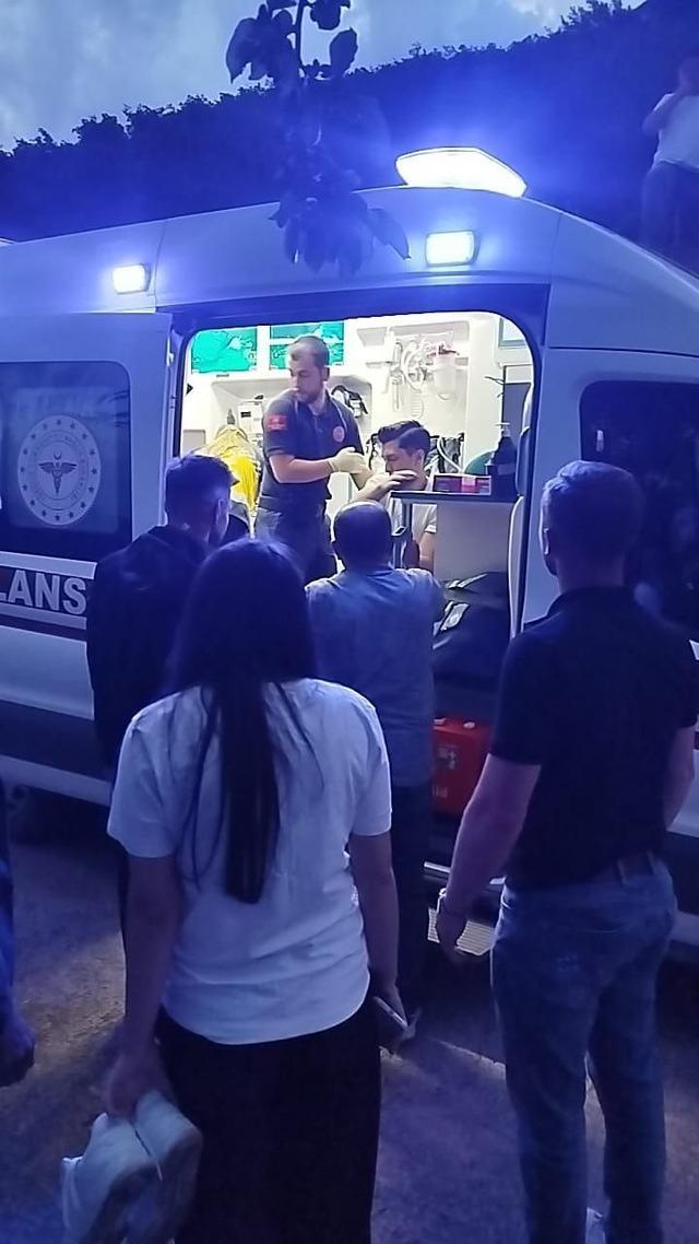 &Ouml;ndeki aracı sollamak isteyen motosikletli istinat duvarından yere &ccedil;akıldı: 2 yaralı 4