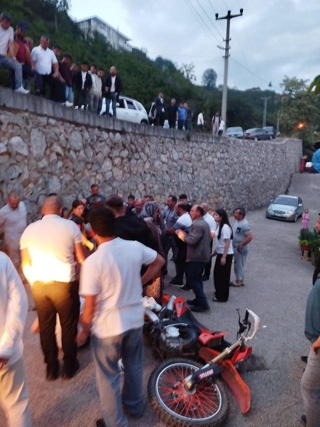 &Ouml;ndeki aracı sollamak isteyen motosikletli istinat duvarından yere &ccedil;akıldı: 2 yaralı 3