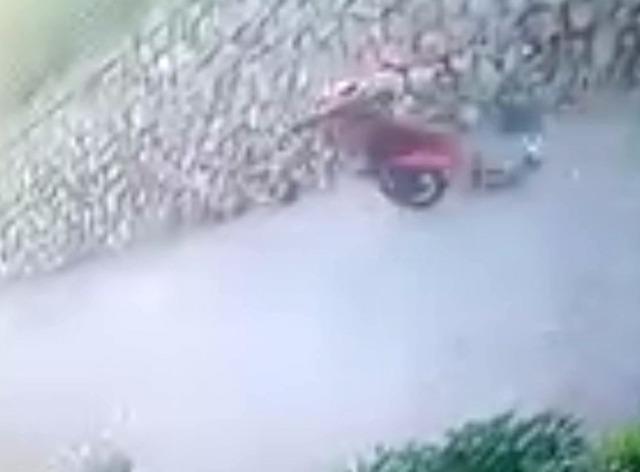 &Ouml;ndeki aracı sollamak isteyen motosikletli istinat duvarından yere &ccedil;akıldı: 2 yaralı 2