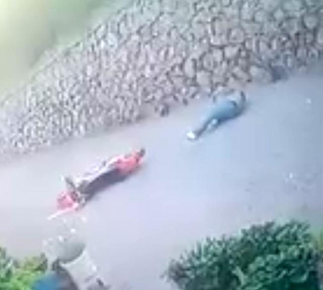 &Ouml;ndeki aracı sollamak isteyen motosikletli istinat duvarından yere &ccedil;akıldı: 2 yaralı 1