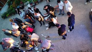 Öndeki aracı sollamak isteyen motosikletli istinat duvarından yere çakıldı: 2 yaralı