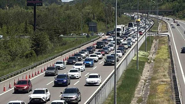 Bolu ge&ccedil;işinde trafik durma noktasına geldi 2