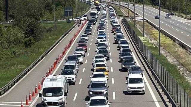 Bolu ge&ccedil;işinde trafik durma noktasına geldi 1