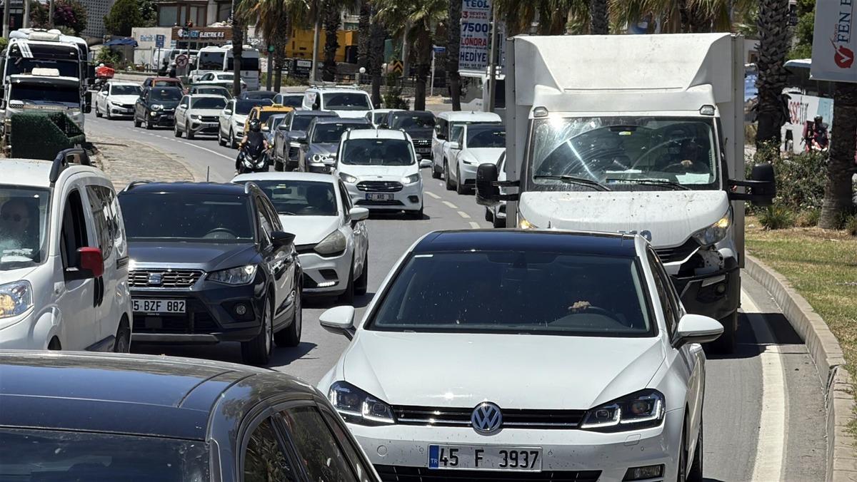Dönüş başladı: 12 saatte 10 bin araç çıkış yaptı 3